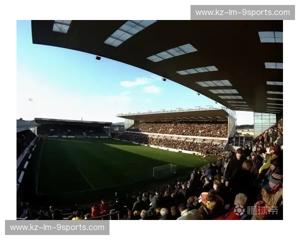 灼烧草坪，点燃激情：安菲尔德的红色风暴与特夫摩尔的坚韧反击